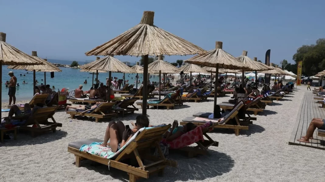 Χατζηδάκης: Η μάχη της ξαπλώστρας μόλις ξεκίνησε – Θα βάλουμε τάξη στις παραλίες