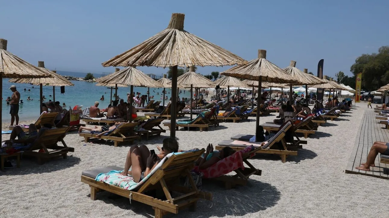 Χατζηδάκης: Η μάχη της ξαπλώστρας μόλις ξεκίνησε – Θα βάλουμε τάξη στις παραλίες