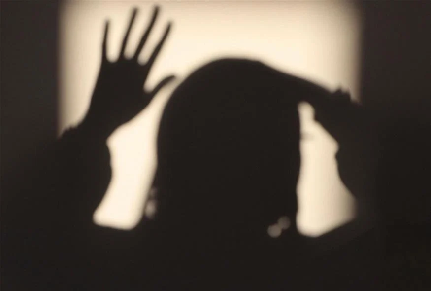 Χτύπησε την γυναίκα του και κλειδώθηκε σπίτι για να αποφύγει τη σύλληψη