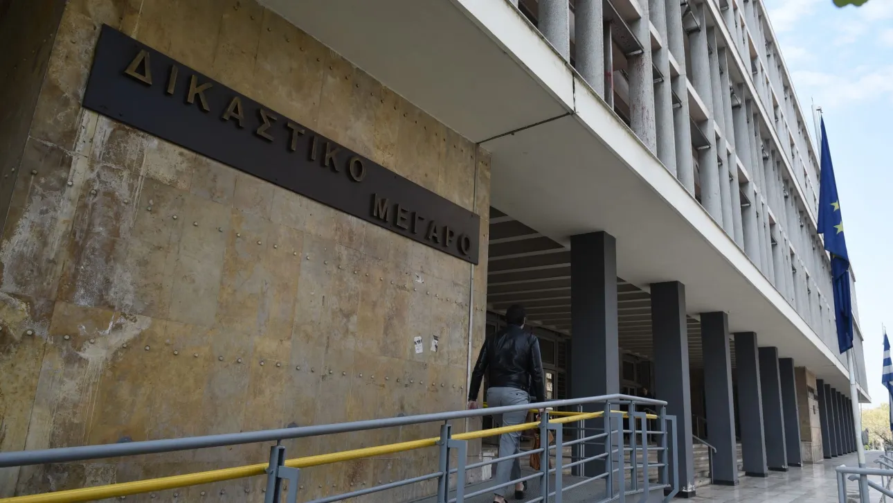 Στη φυλακή πέντε μέλη του κυκλώματος μαστροπείας – Μεταξύ αυτών ο «εγκέφαλος» η σύζυγος και ο γιος