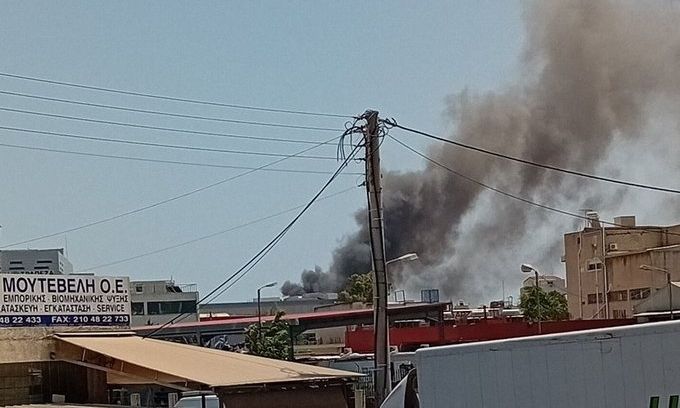 Φωτιά τώρα σε αποθήκη κτηρίου στο Μοσχάτο