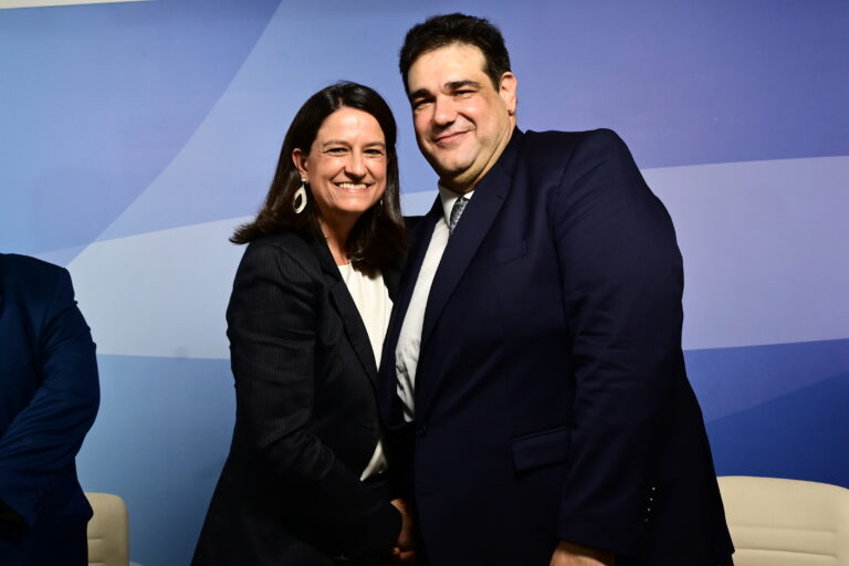 Σε εγκάρδιο κλίμα η τελετή παράδοσης-παραλαβής στο υπουργείο Εσωτερικών από τη Ν. Κεραμέως στο Θ. Λιβάνιο