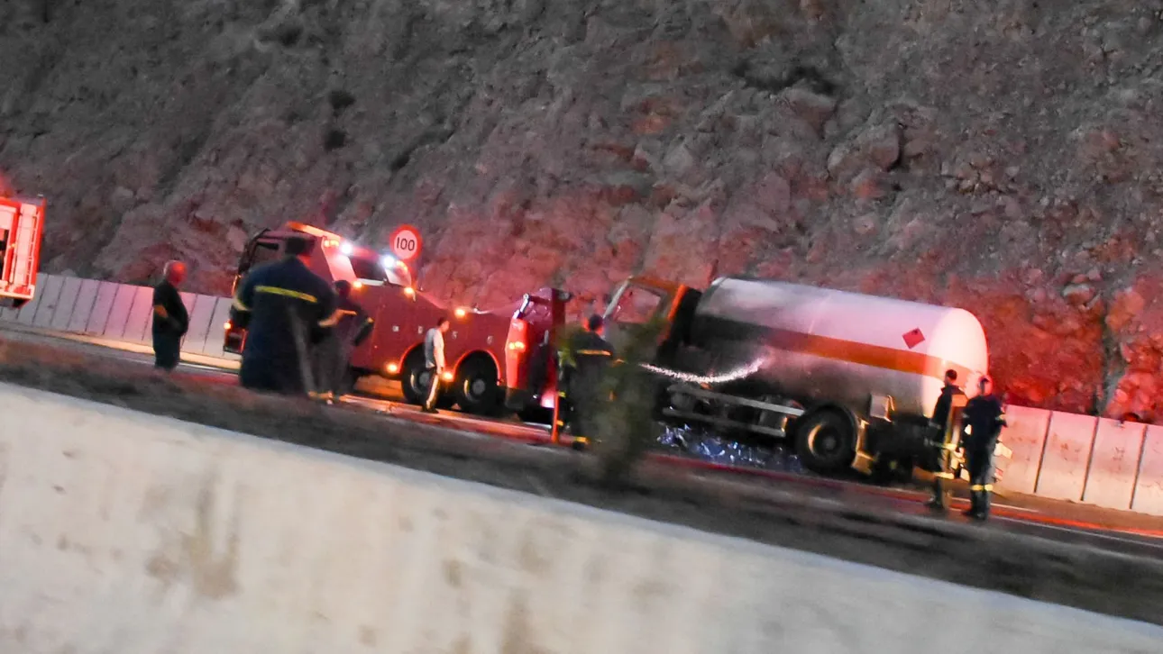 Ισθμός Κορίνθου: Φωτιά από έκρηξη βυτιοφόρου με καύσιμα