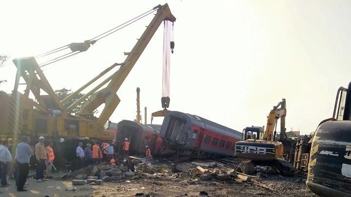 Θανατηφόρα σύγκρουση επιβατικού τρένου με εμπορική αμαξοστοιχία στη Δυτική Βεγγάλη