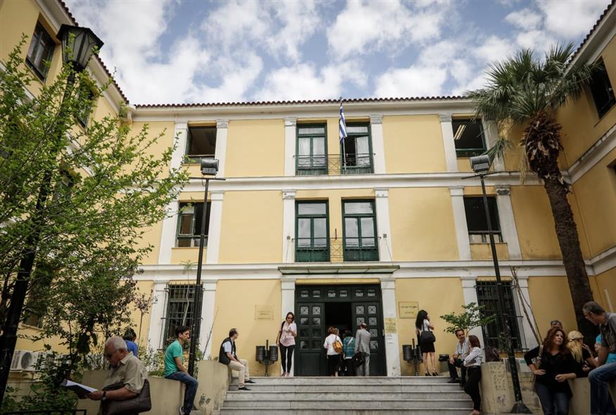 Στα δικαστήρια για να απολογηθεί ο γνωστός δικηγόρος που συνελήφθη για ενδοοικογενειακή βία – Τι κατέθεσε ο γιατρός που εξέτασε τη σύζυγό του