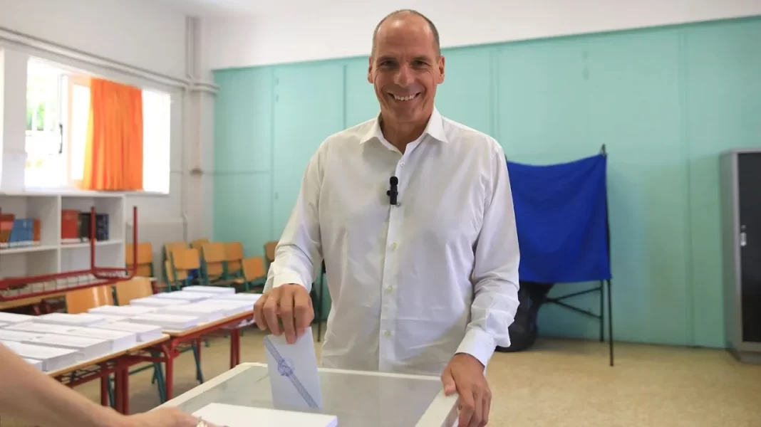 Ψήφισε ο Γιάνης Βαρουφάκης - «Όσο δεν ψηφίζεις, σε κυβερνούν πιο αδυσώπητα»