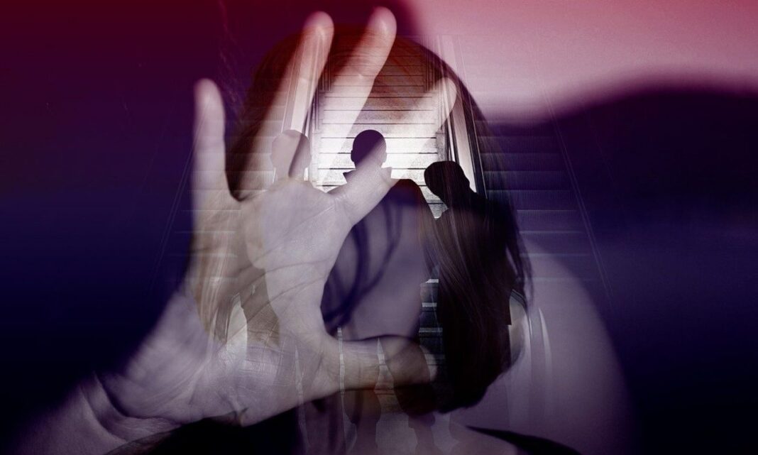 Η πρώτη νύχτα στο κρατητήριο για τον δημοσιογράφο που ξυλοκόπησε τη σύντροφό του