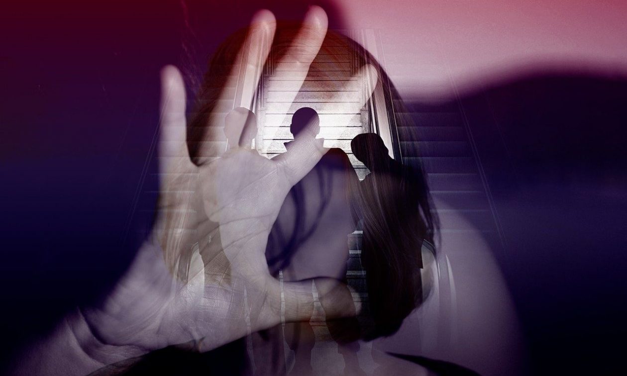 Η πρώτη νύχτα στο κρατητήριο για τον δημοσιογράφο που ξυλοκόπησε τη σύντροφό του