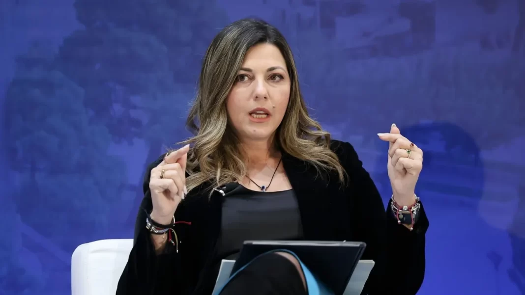 Ζαχαράκη: «Δεν υπάρχει ανοχή στην βία» – 349 γυναίκες έκαναν χρήση του panic button