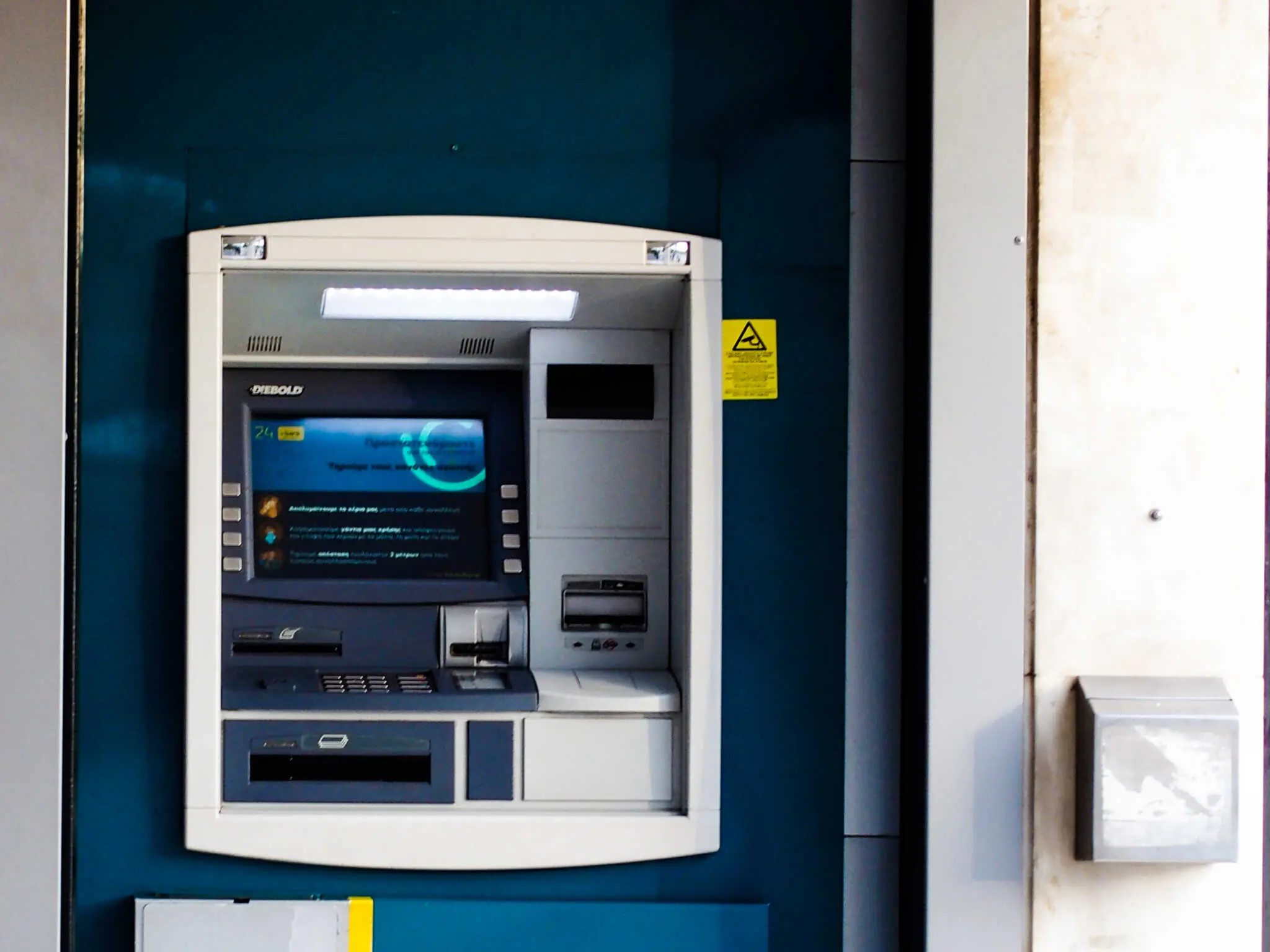 Χειροπέδες σε 56χρονη για απάτες και πλαστογραφία