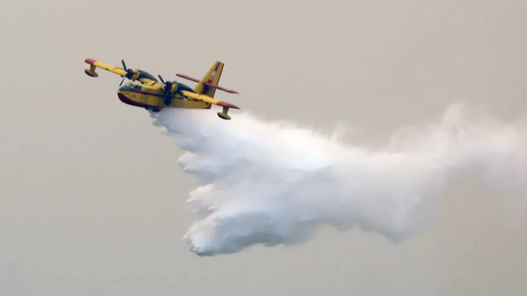 Canadair βρήκε σε πεύκο στην φωτιά στην Ναυπακτία - Βίντεο από την επικίνδυνη προσέγγιση