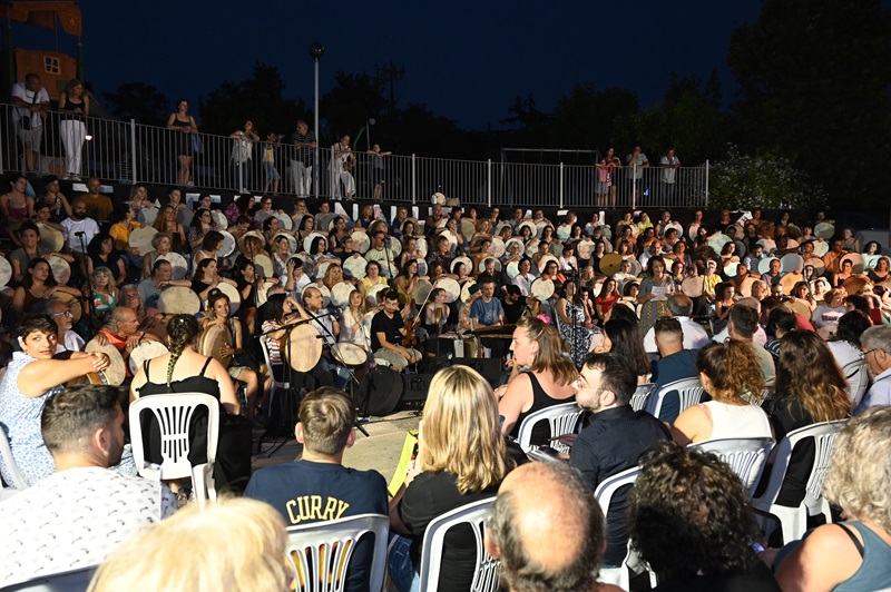 Πλήθος κόσμου στην εκδήλωση κατά της Βίας «’Ωραία που ‘ναι την αυγή»