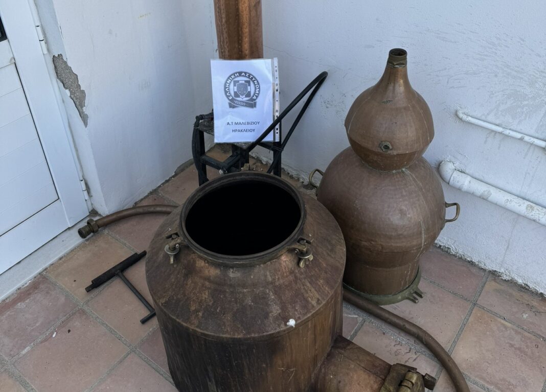 Ηράκλειο: Η αστυνομική επιχείρηση ξετρύπωσε παράνομο ρακοκάζανο και δενδρύλλια κάνναβης