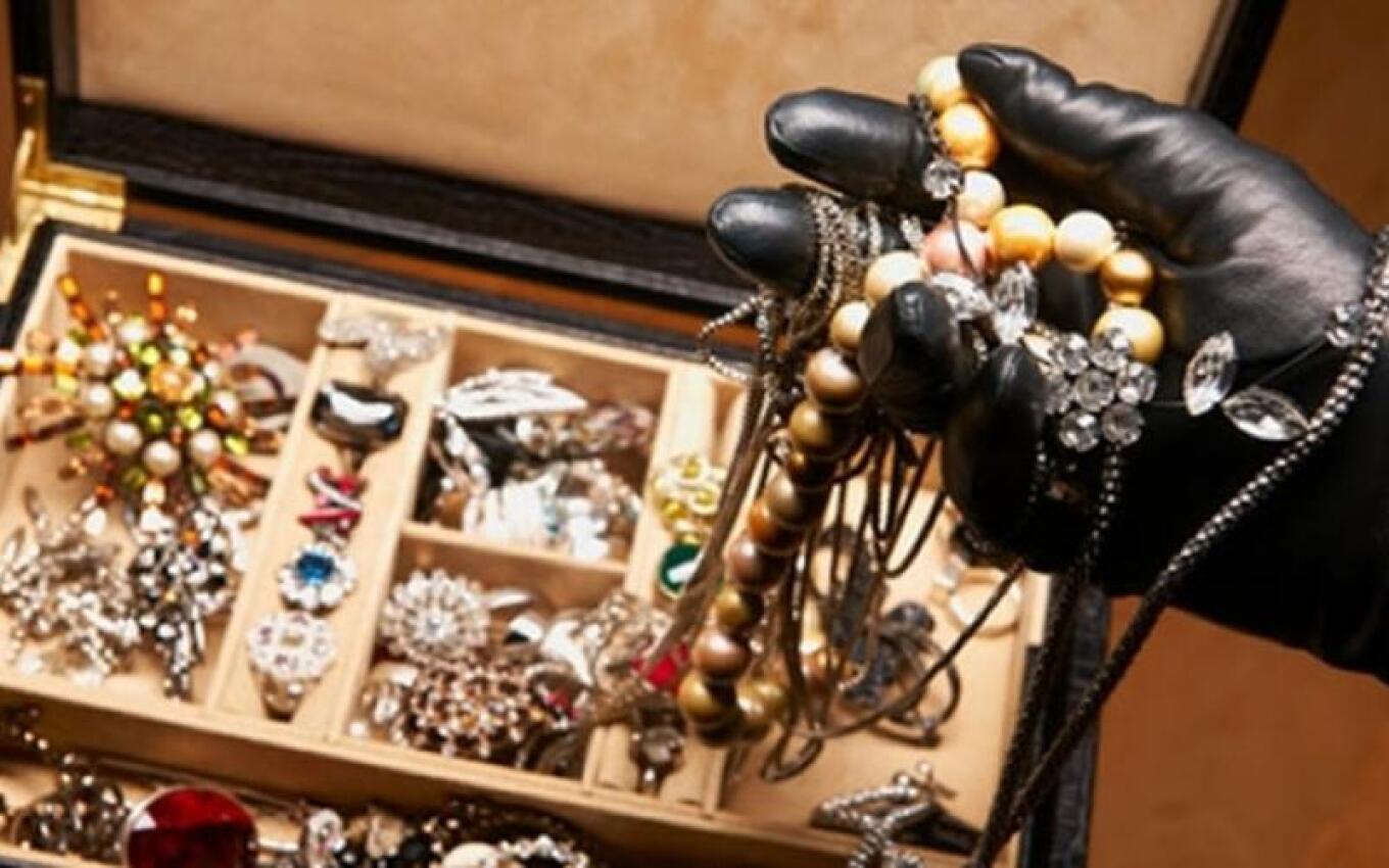 Κορίτσια 13 και 15 χρόνων έκλεψαν κοσμήματα από σπίτι