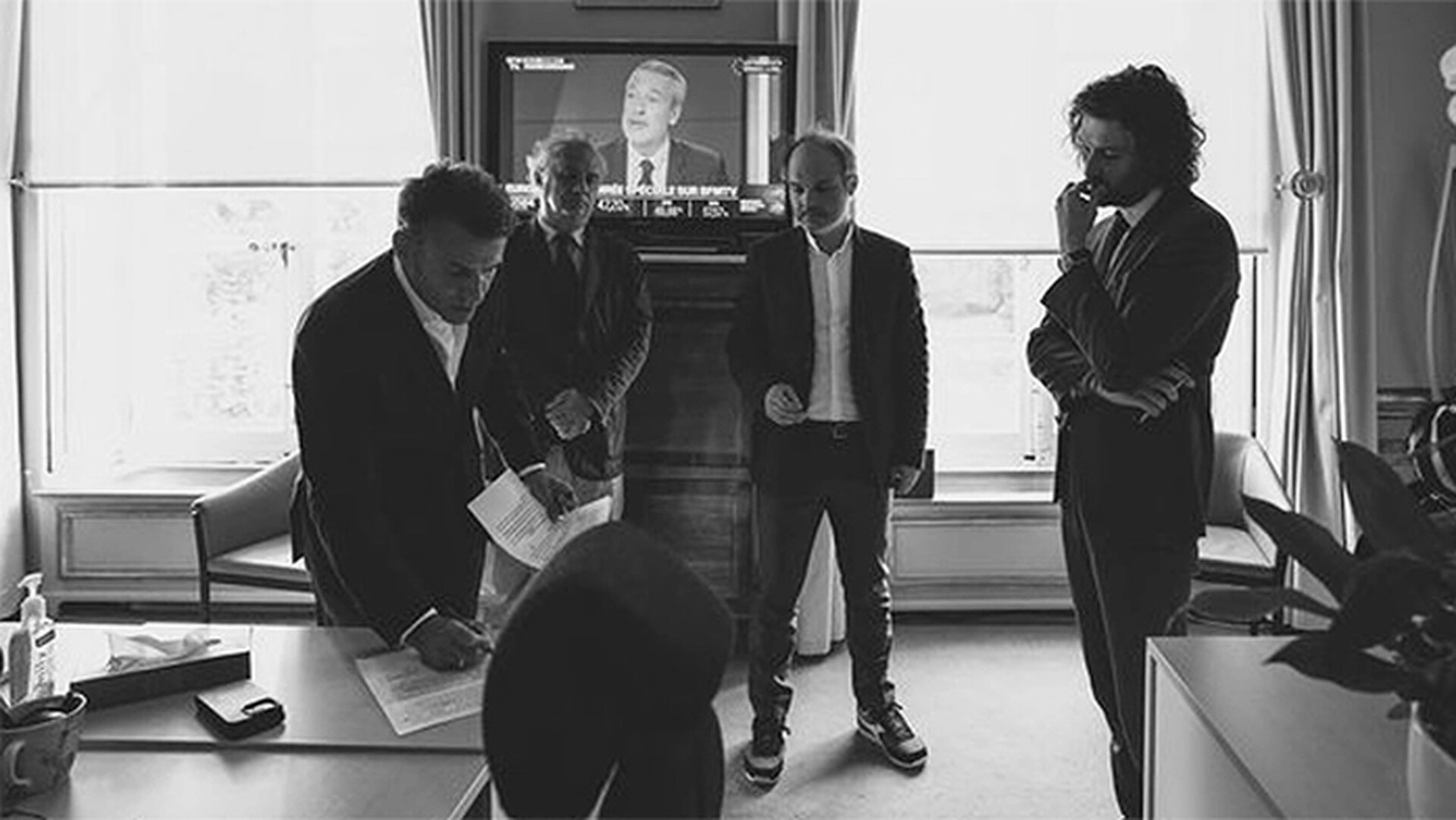 Mακρόν: Οι δραματικές στιγμές πριν ανακοινώσει πρόωρες εκλογές στους συνεργάτες του