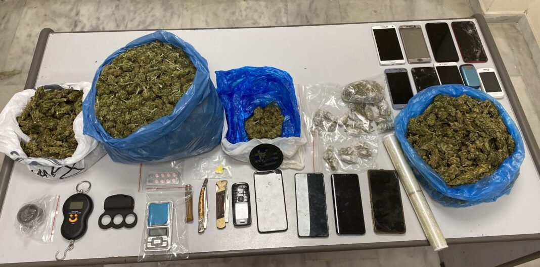 Κρήτη: Τρεις συλλήψεις για διακίνηση ναρκωτικών – Είχαν στην κατοχή τους μαχαίρια και σιδερογροθιά