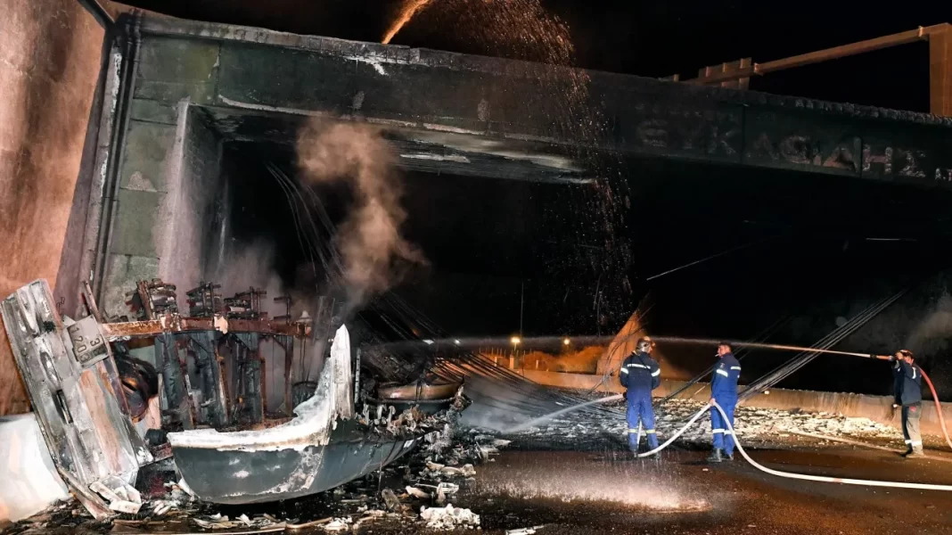 Βυτιοφόρο: Κατεδαφίζεται η γέφυρα κοντά στον Ισθμό – Πού γίνονται εκτροπές κυκλοφορίας στην Εθνική