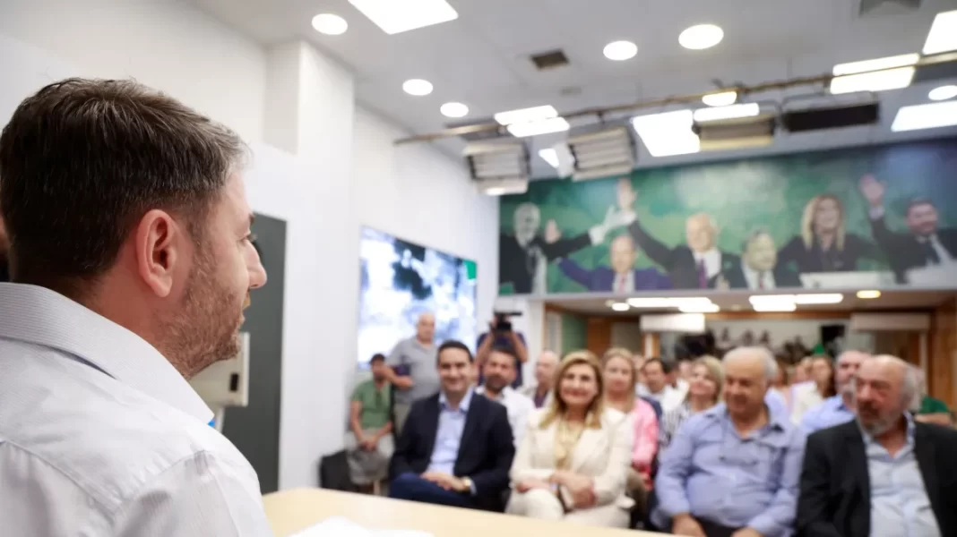 ΠΑΣΟΚ: Ο Ανδρουλάκης ανέλαβε την ευθύνη για το αποτέλεσμα και πέταξε το γάντι στους αμφισβητίες