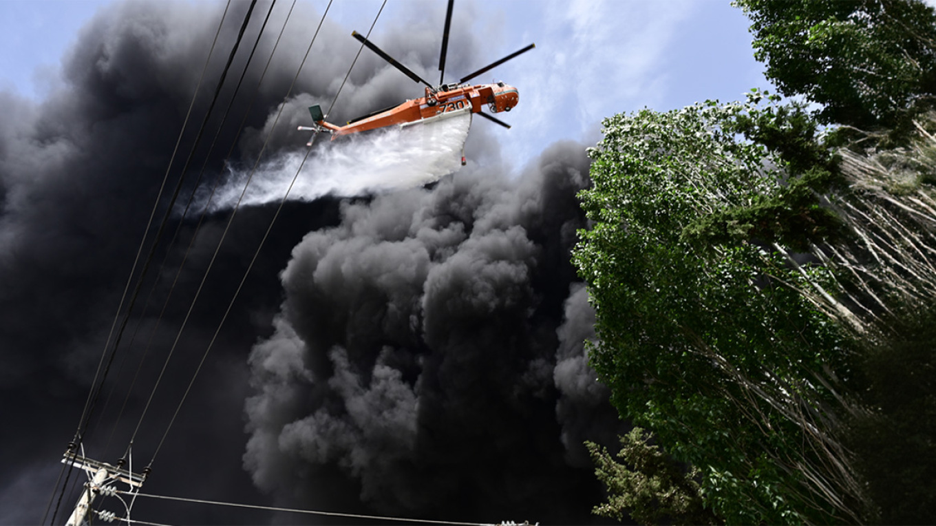 Μεγάλη φωτιά μετά από έκρηξη σε εργοστάσιο - Καίει φελιζόλ και πλαστικά