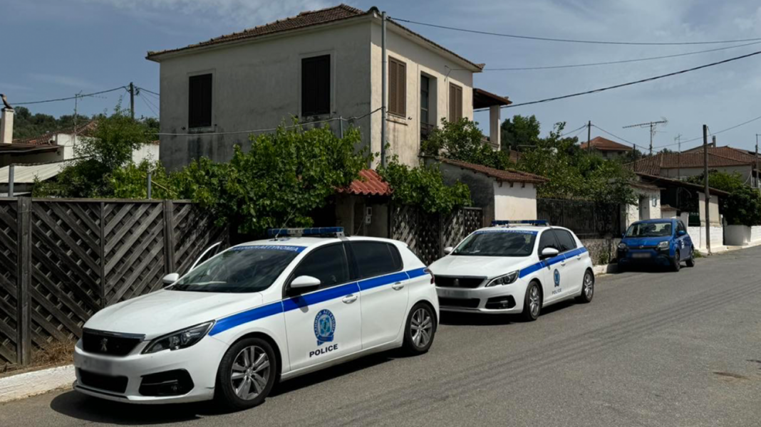 Ζητούσαμε χρόνια βοήθεια, δεν ασχολήθηκε κανείς, λέει η μάνα της 29χρονης που ζει σε ξύλινο κλουβί