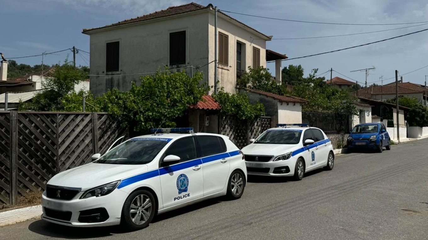 Ζητούσαμε χρόνια βοήθεια, δεν ασχολήθηκε κανείς, λέει η μάνα της 29χρονης που ζει σε ξύλινο κλουβί