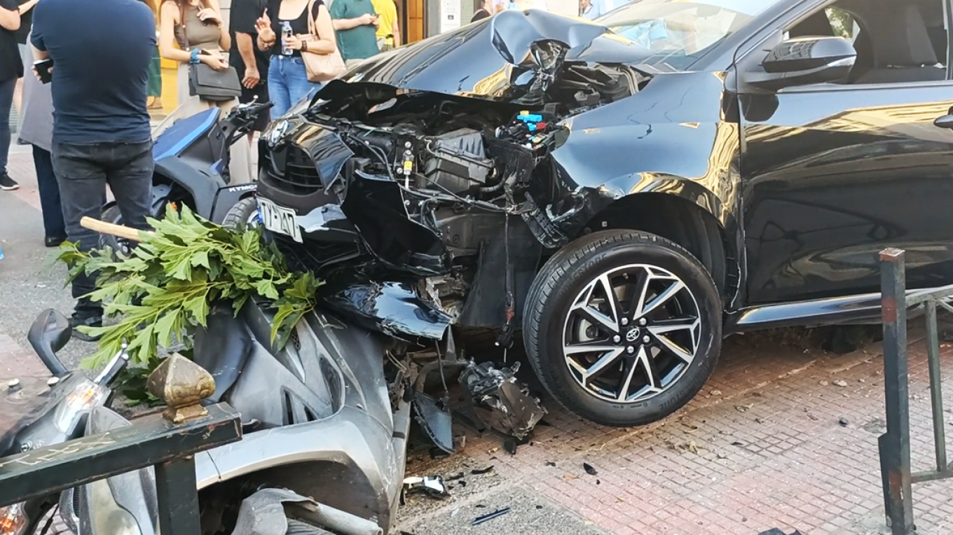 Τροχαίο με δύο τραυματίες - ΙΧ καβάλησε πεζοδρόμιο και παρέσυρε πεζούς