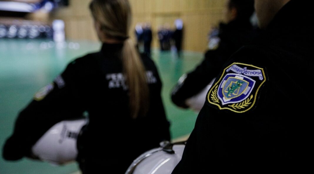Γυναίκα αστυνομικός έκλεψε χρυσή αλυσίδα από κρατούμενη