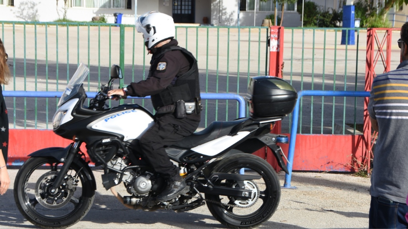 Μέθυσε και προκάλεσε ζημιές σε οχήματα του δήμου