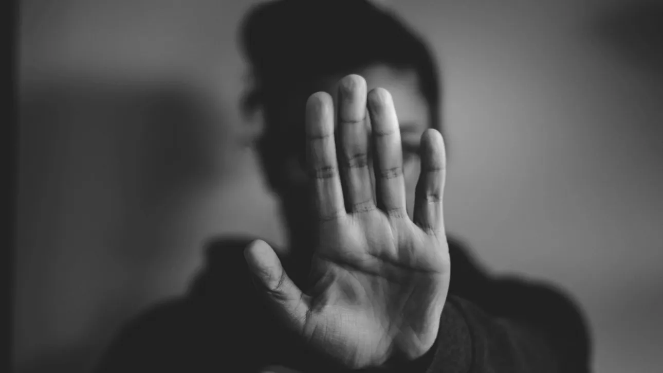 Η ΕΡΤ έπαυσε τον δημοσιογράφο που εμπλέκεται σε περιστατικό ενδοοικογενειακής βίας