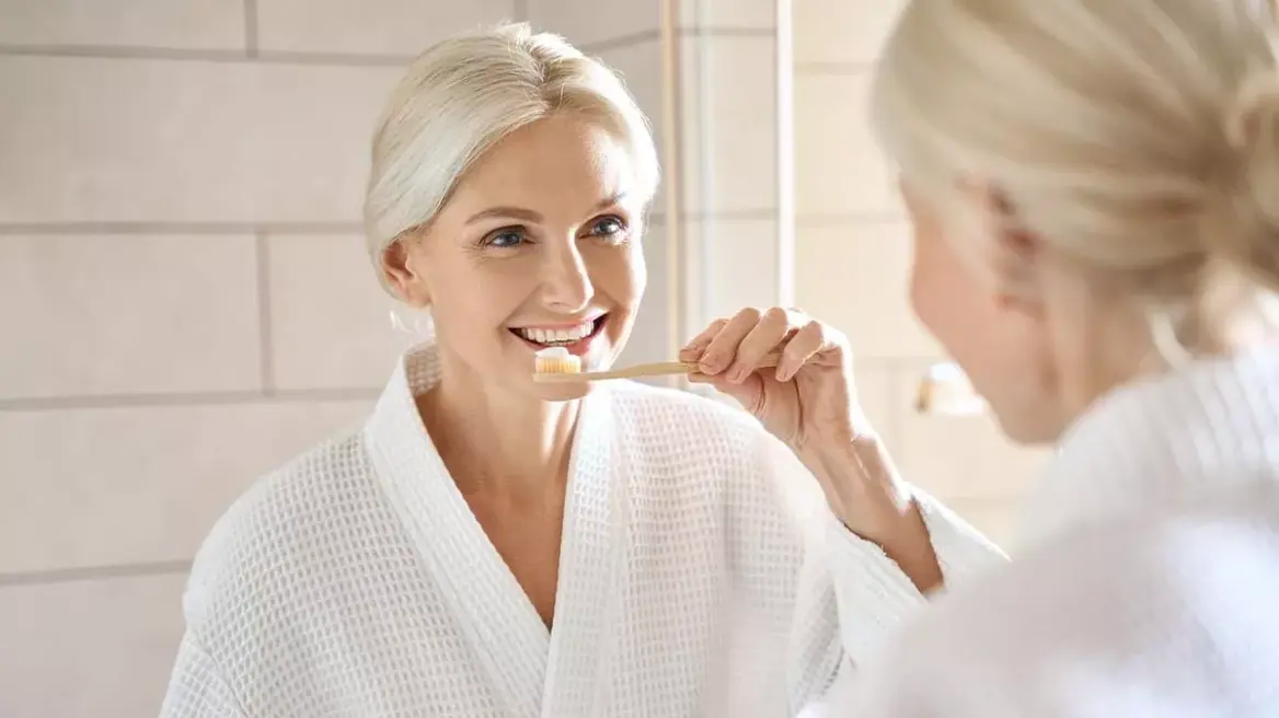 Στοματική υγιεινή: Τέσσερις σοβαρές παθήσεις που αφήνουν τα σημάδια τους στο στόμα μας