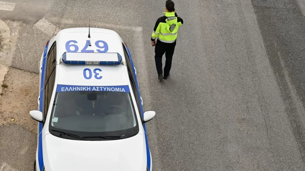 Σφοδρή σύγκρουση αυτοκινήτου με μηχανή - Εγκλωβίστηκε ένα άτομο