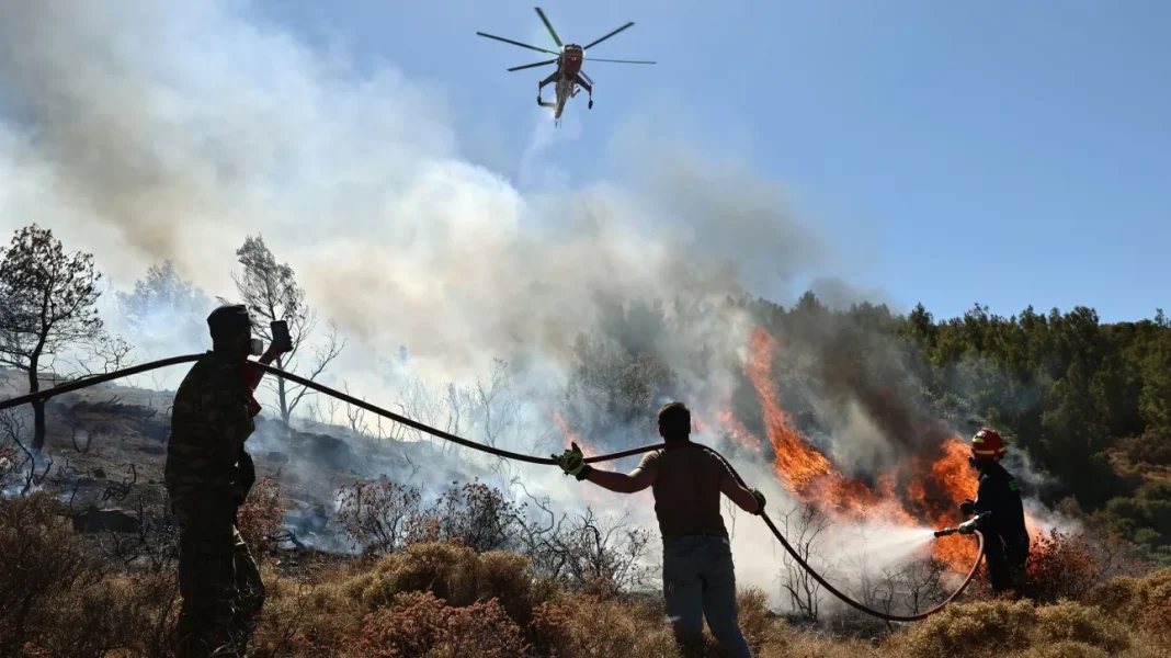 Ανεξέλεγκτη φωτιά στη Σταμάτα: Απειλούνται σπίτια, εκκενώνονται οικισμοί - Βελτίωση στην Κερατέα
