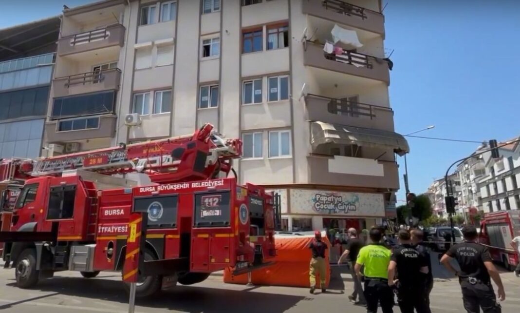 Απίστευτο έγκλημα στην Τουρκία: Μαχαίρωσε τον αδελφό του και μετά έκανε χαρακίρι στο μπαλκόνι