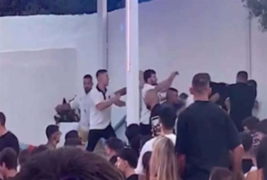 Άγριο ξύλο με γροθιές και σπασμένα μπουκάλια σε κλαμπ