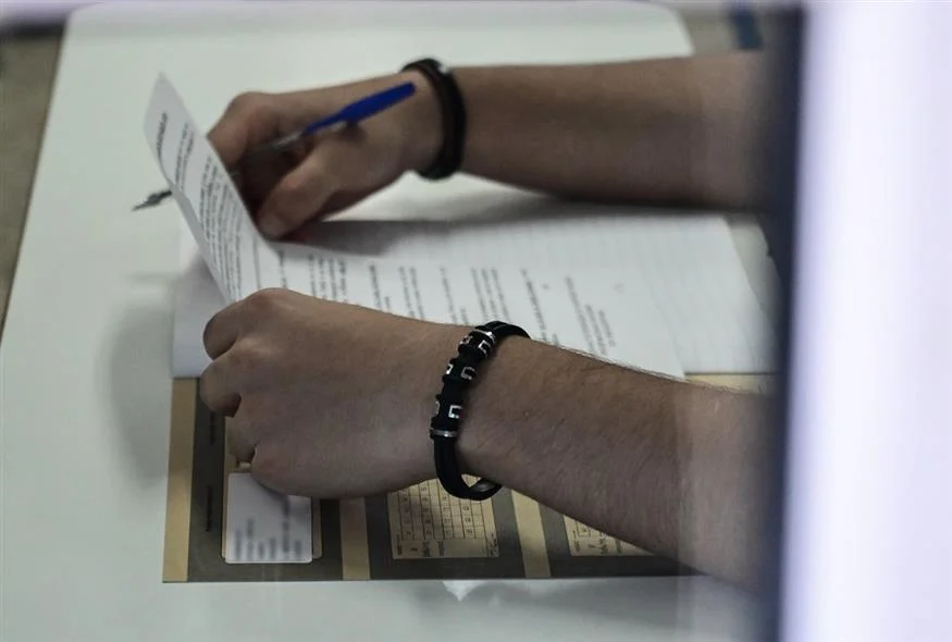 Γονείς πήγαν ανεμιστήρες σε λύκειο για να μπορέσουν να δώσουν πανελλήνιες τα παιδιά τους