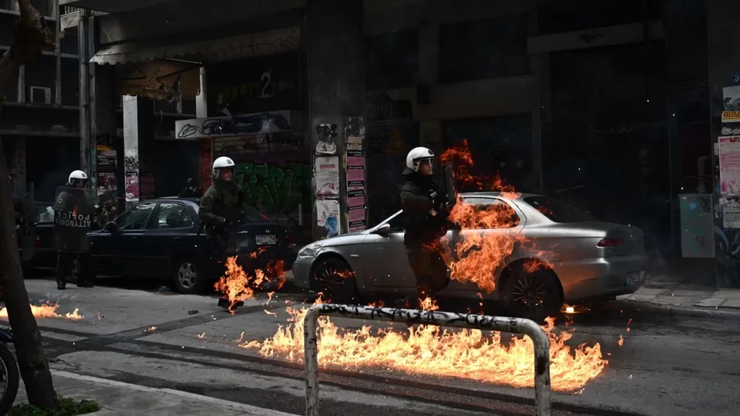 Επεισόδια τα ξημερώματα στα Εξάρχεια: Τραυματίστηκαν τρεις αστυνομικοί – Προσήχθησαν 22 άτομα