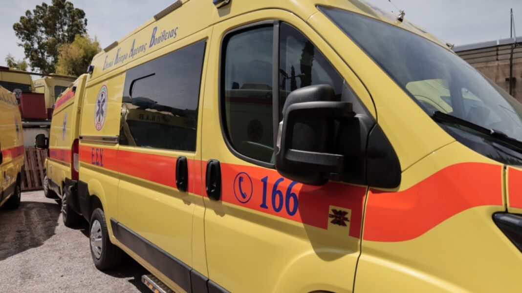 Γυναίκα νοσηλεύεται διασωληνωμένη μετά από σύγκρουση δικύκλου με φορτηγό