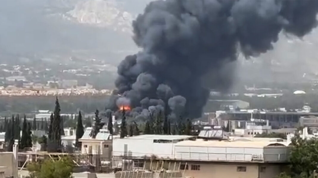Κηφισιά: Μεγάλη φωτιά μετά από έκρηξη σε εργοστάσιο - Εστάλη μήνυμα 112