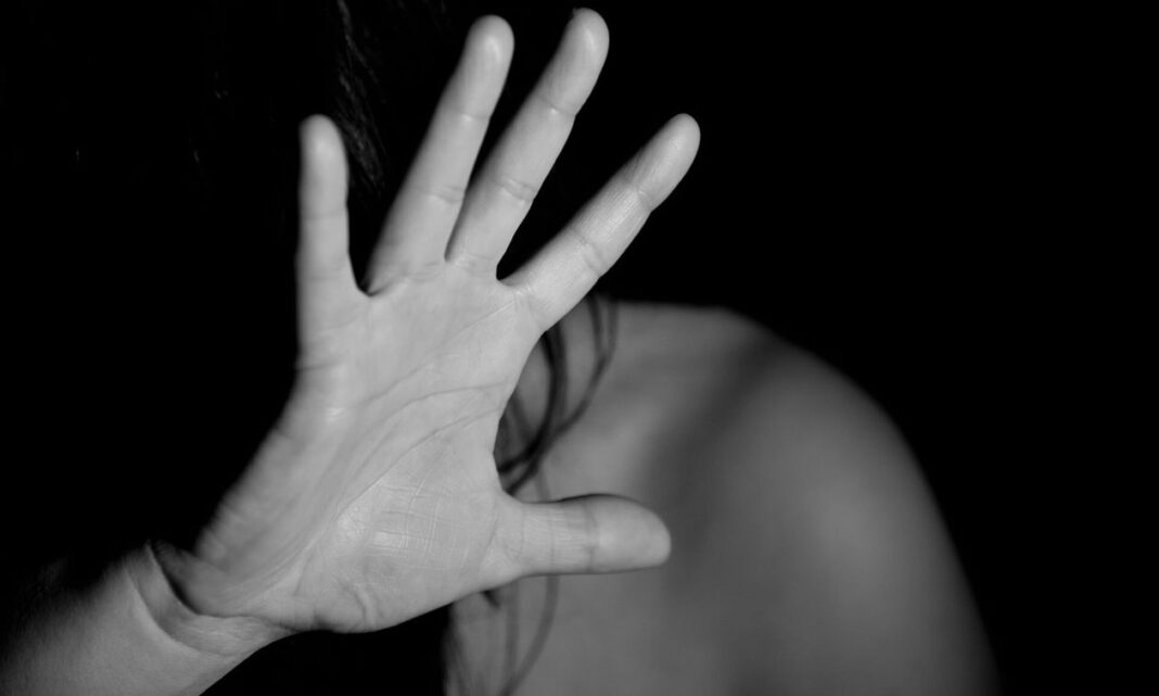 Παραδόθηκε ο 41χρονος που εμβόλισε και απέιλησε την εν διαστάσει σύζυγό του