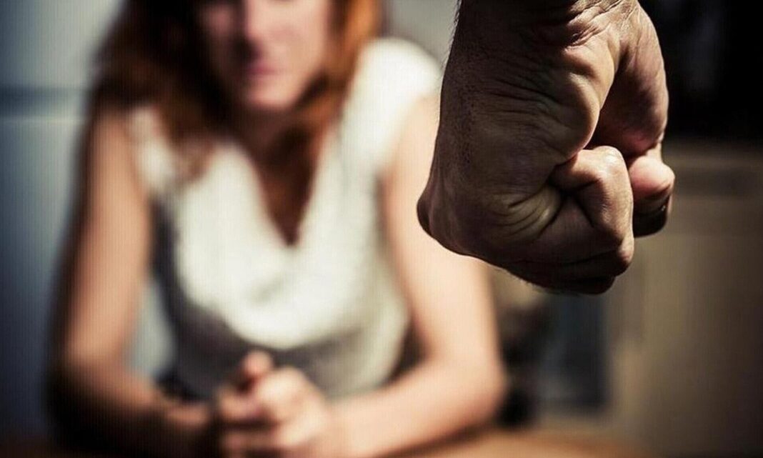 Συνελήφθη και η 45χρονη που περιλούστηκε με χλωρίνη από τον σύντροφό της