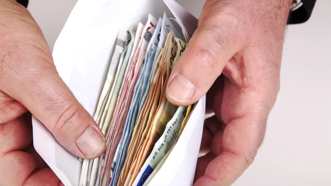 Έκλεψε μεγάλο ποσό από φορτηγό και αγόρασε αυτοκίνητο