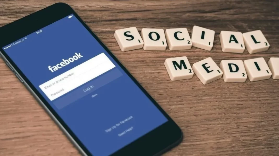 Πόσοι Έλληνες χαζεύουν άσκοπα στα social media;