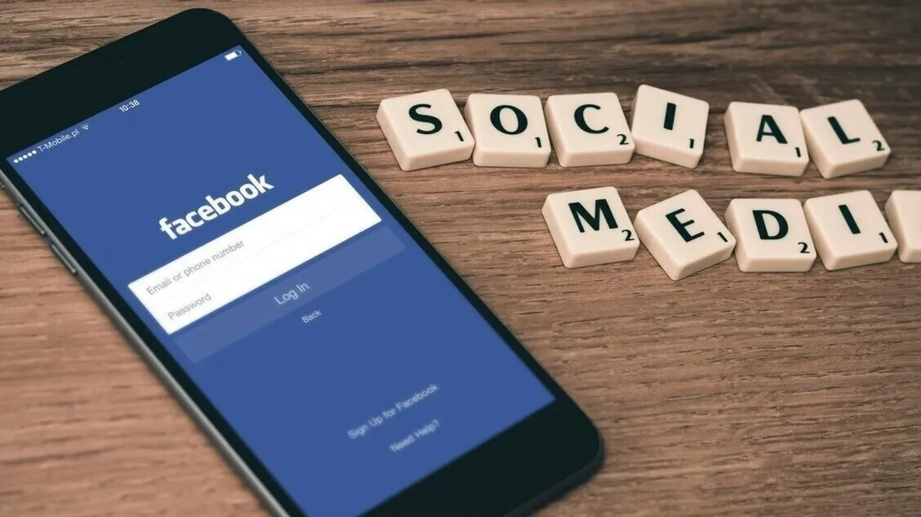 Πόσοι Έλληνες χαζεύουν άσκοπα στα social media;