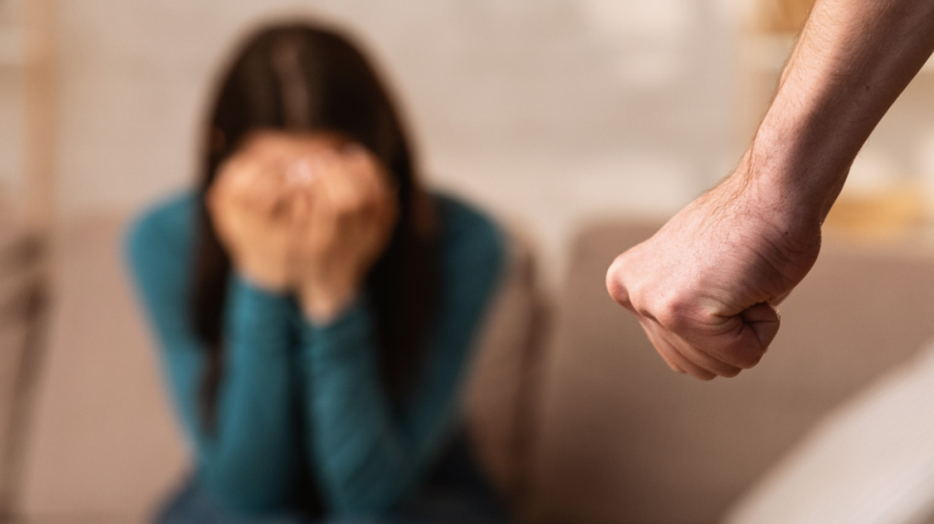 53χρονος συνελήφθη τρεις φορές για ενδοοικογενειακή βία - Απείλησε τη σύντροφό του με... βιτριόλι