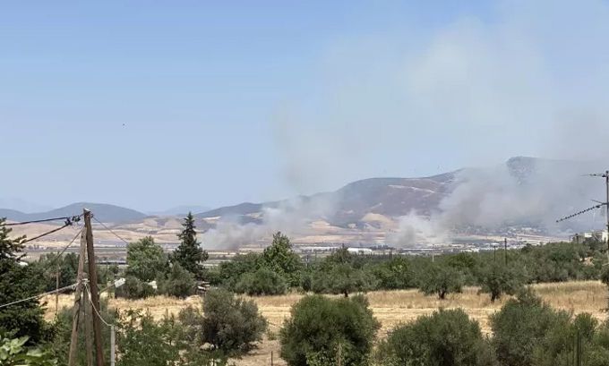 Καίγεται το πευκοδάσος της Ύδρας: Αναζητούνται οι ασυνείδητοι που πέταγαν φωτοβολίδες από σκάφος