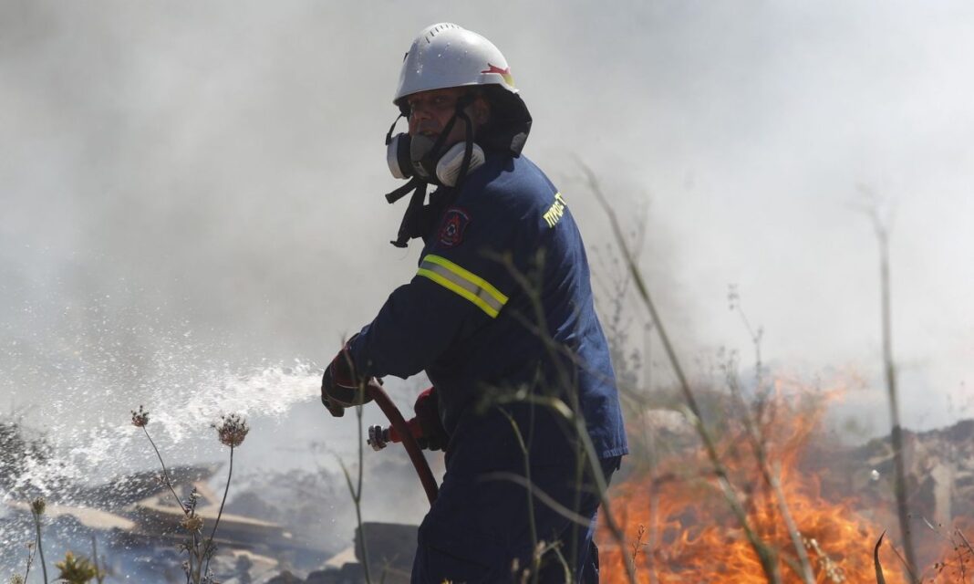Σαλαμίνα: Υπό μερικό έλεγχο η φωτιά - Ανετράπη πυροσβεστικό όχημα