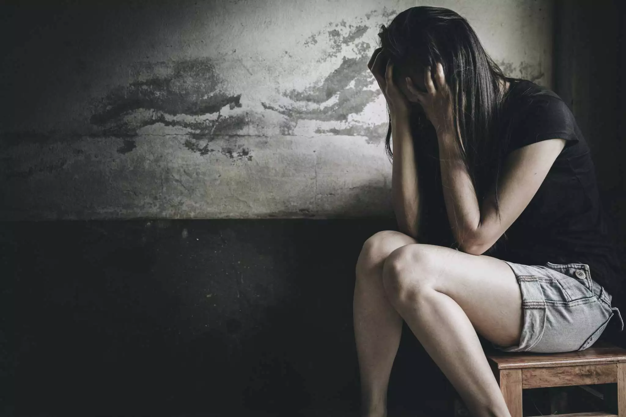 Βίντεο ντοκουμέντο: Γυναίκα με αίματα στο πρόσωπο καταγγέλλει ότι την ξυλοκόπησε ο άντρας της