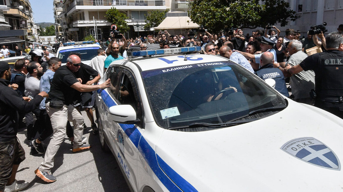 Στο Τμήμα για την ποινική δίωξη του 37χρονου ο εισαγγελέας μετά τα επεισόδια από συγγενείς έξω από τα δικαστήρια