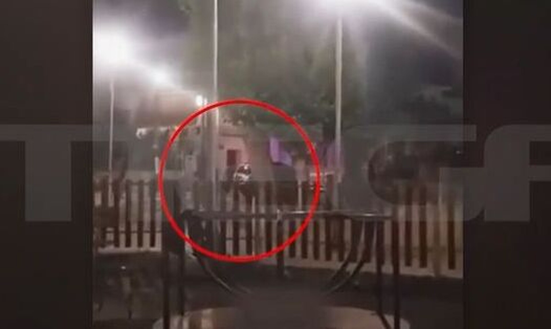 Βίντεο ντοκουμέντο από καταδίωξη με πυροβολισμούς δίπλα σε παιδική χαρά