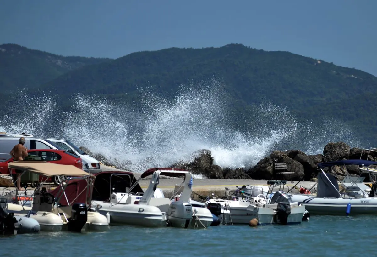 Καιρός: Πέφτει η θερμοκρασία, ενισχύονται τα μελτέμια, μεγάλος ο κίνδυνος για πυρκαγιές
